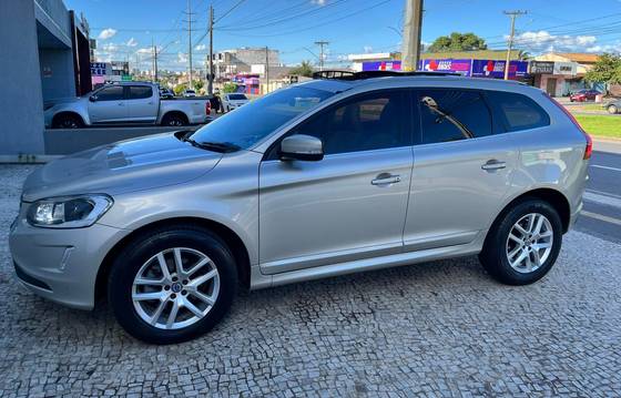 VOLVO XC60 2.0 T5 MOMENTUM GASOLINA 4P AUTOMÁTICO